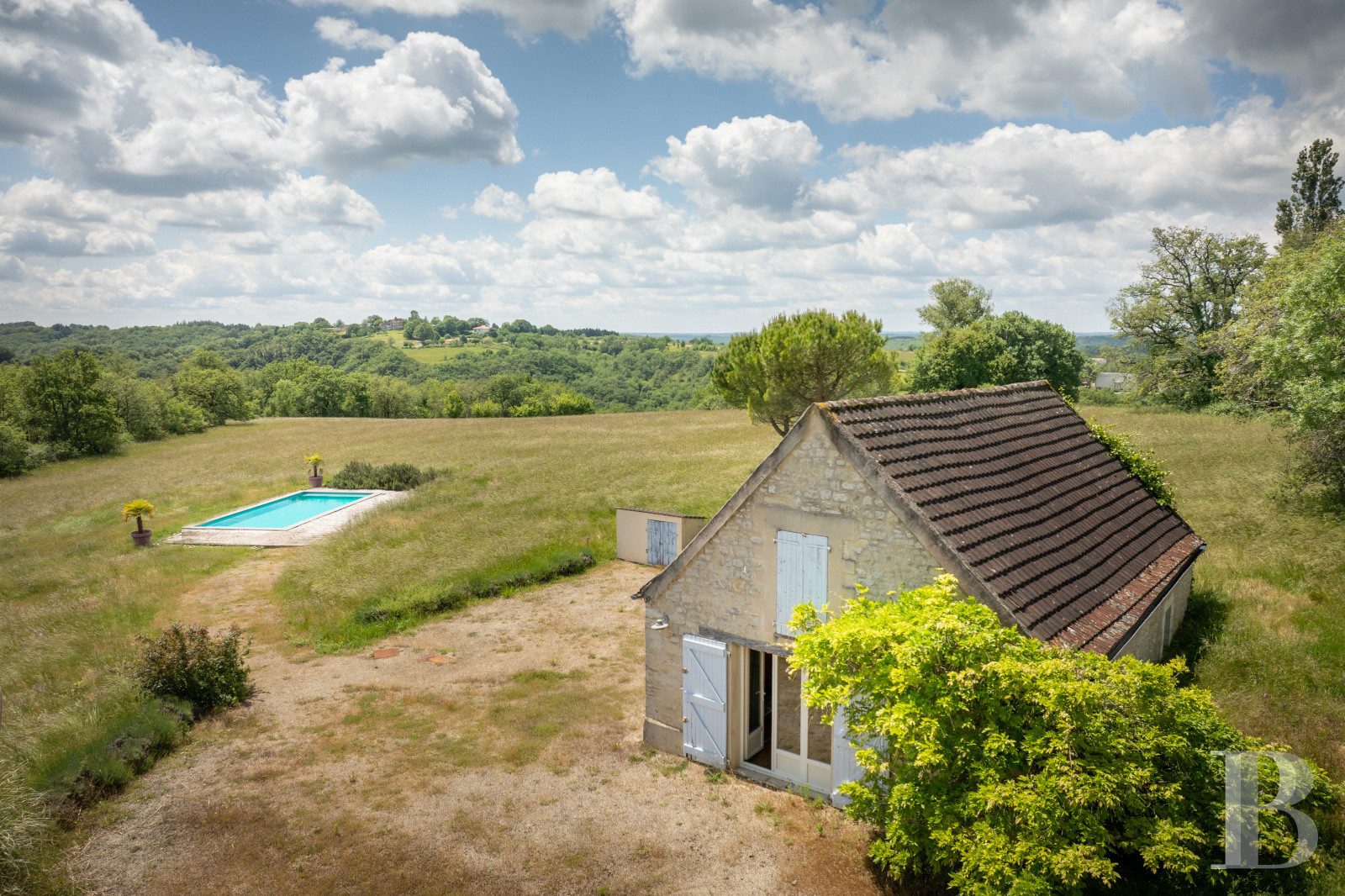 Au sud de la Dordogne et à proximité de Cahors, une ancienne ferme quercynoise au sommet d’une colline - photo  n°3